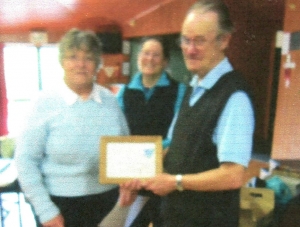 Hank receiving his award from Monica Comrie, secretary of Whangarei Philatelic Society and past NZPF delegate